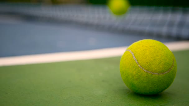 Nahaufnahme von Tennisgeräten auf dem Platz. Sport, Freizeitkonzept. - Filmmaterial, Video