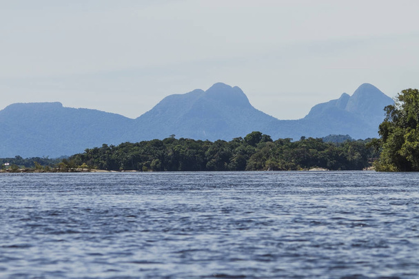 Rivière "Rio Negro", forêt et montagnes en arrière-plan. Ciel bleu. Gabriel da Cachoeira, Amazonie / Brésil
 - Photo, image
