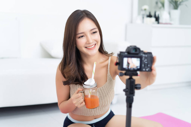 Nuori aasialainen nainen bloggaaja asettaa kameran video tallennus kotona, tarkistaa terve nainen käsitteet.Making vlog. vlog-konsepti
 - Valokuva, kuva