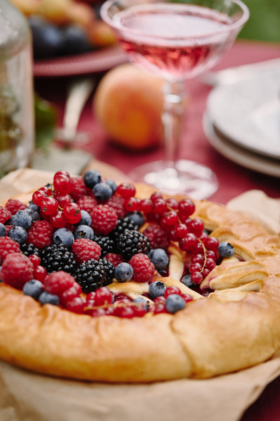 tasty berries pie on table in garden - Foto, imagen