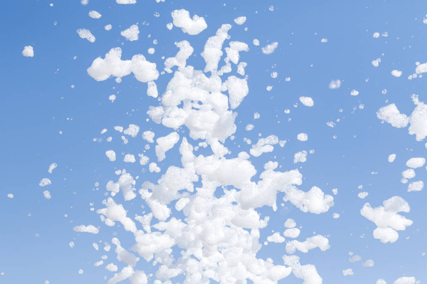 мыльная пена против неба
 - Фото, изображение