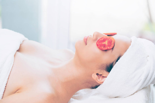 Zrelaksowany młoda kobieta coraz leczenie natura oko przez pomidor w luksusowych spa resort. Koncepcja uzdrowienia i odnowy biologicznej. - Zdjęcie, obraz