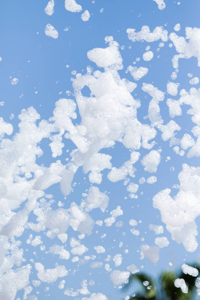 espuma de jabón contra el cielo
 - Foto, imagen