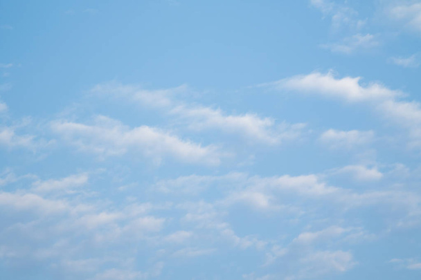 Nubes Cirrus sobre fondo azul del cielo - Foto, imagen