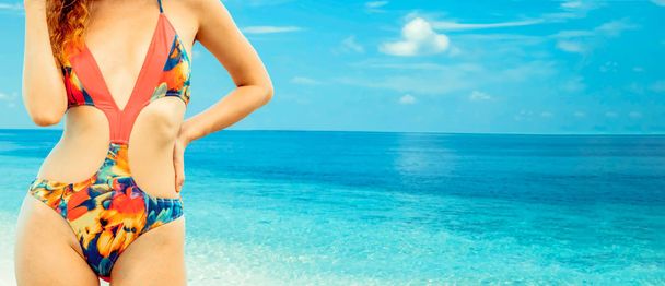 Joyeux jeune femme en maillot de bain à la station balnéaire de sable tropical en été pour les vacances Voyage vacances
. - Photo, image