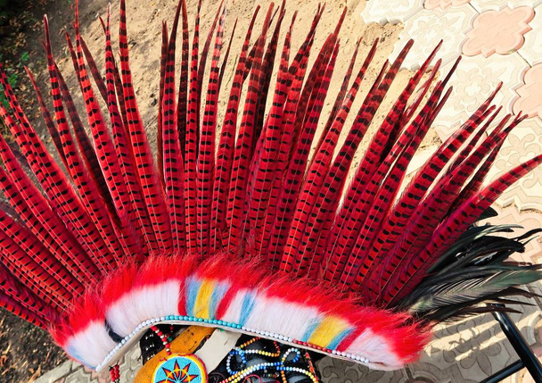 明るい羽を持つインディアンの頭飾り - 写真・画像