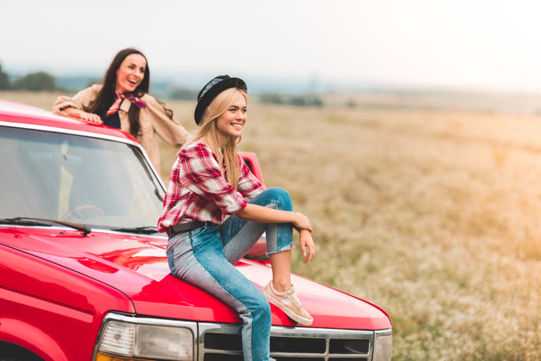 heureux jeunes copines ayant voyage en voiture et en regardant la belle nature
 - Photo, image