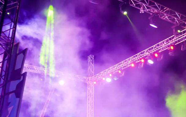 煙がぼやけている夜の祭りを照明 - 写真・画像