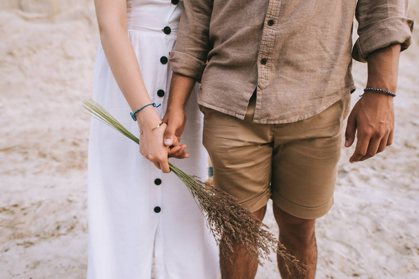 cropped view of stylish couple holding hands - Fotografie, Obrázek