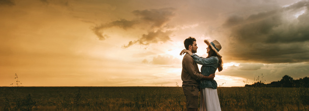 beau couple embrassant sur prairie au coucher du soleil
 - Photo, image