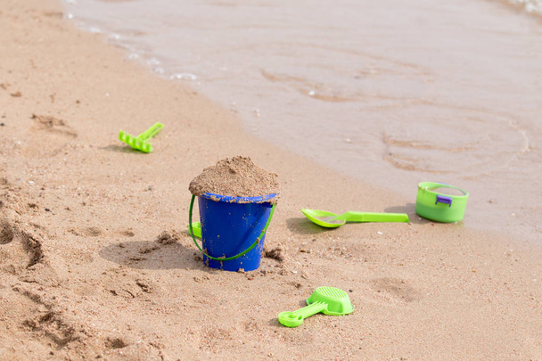 seau bébé sur le sable au bord de la mer
 - Photo, image