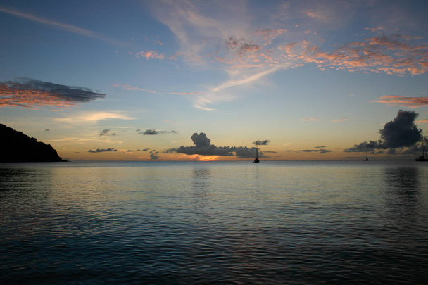 Barcos de vela en el horizonte con un bachdrop de un sol que se desvanece. Rodney Bay, Santa Lucía
. - Foto, imagen