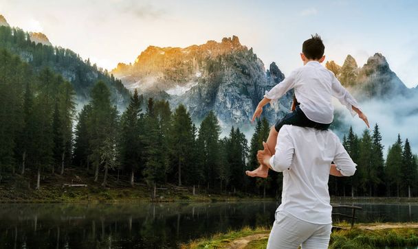 Père heureux portant son fils sur les épaules est en vacances et échapper à la nature
. - Photo, image