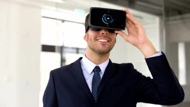 businessman with vr headset and score on screen - Filmagem, Vídeo