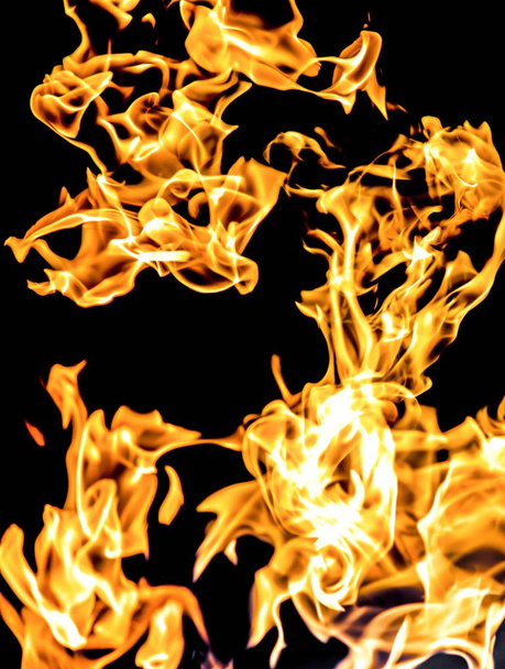 tűz lángok egy fekete háttér - Fotó, kép