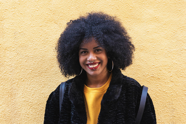 Sokakta güzel afro Amerikalı kadın portresi. - Fotoğraf, Görsel
