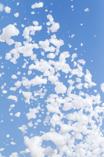 мыльная пена против неба
 - Фото, изображение