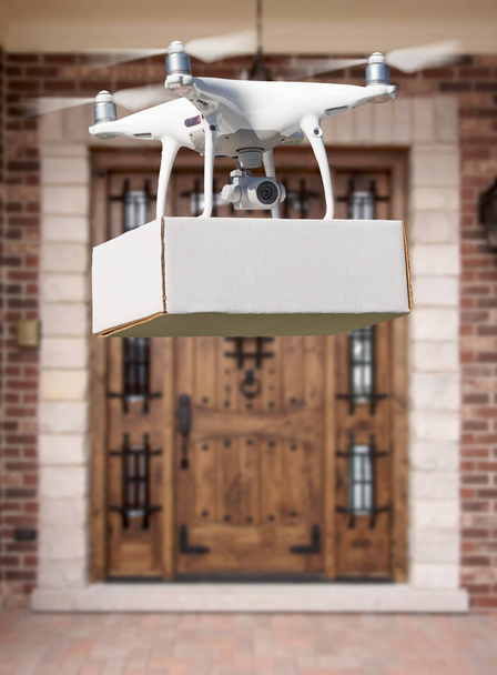 Sistema de aviones no tripulados (UAV) Paquete de entrega de drones Quadcopter en casa
. - Foto, Imagen