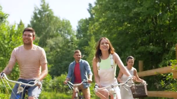 Glückliche Freunde auf Fahrrädern mit festem Gang im Sommer - Filmmaterial, Video