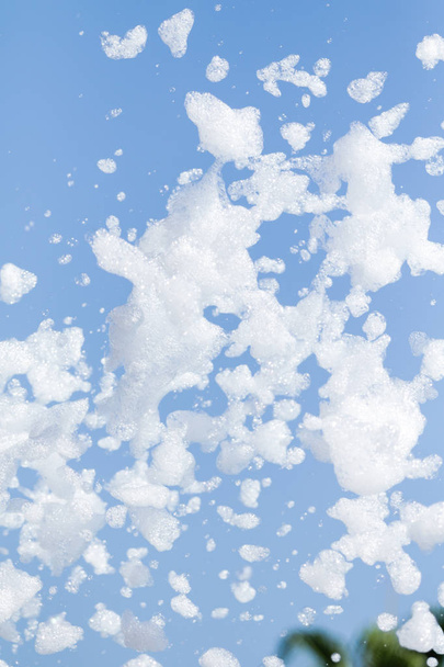 pěnové mýdlo proti obloze - Fotografie, Obrázek