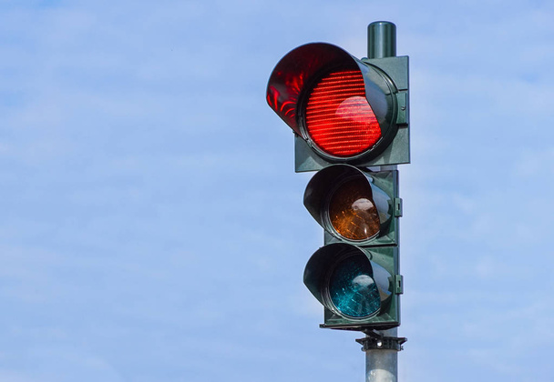 Red traffic light in the city street - Foto, imagen