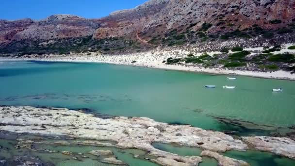 Εναέρια κόλπο κηφήνας πλάνα του Μπάλου, Κρήτη - πτήση drone πάνω από τη λιμνοθάλασσα - Πλάνα, βίντεο