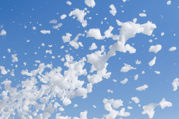 pěnové mýdlo proti obloze - Fotografie, Obrázek
