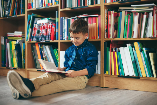 Boy in library - Фото, изображение