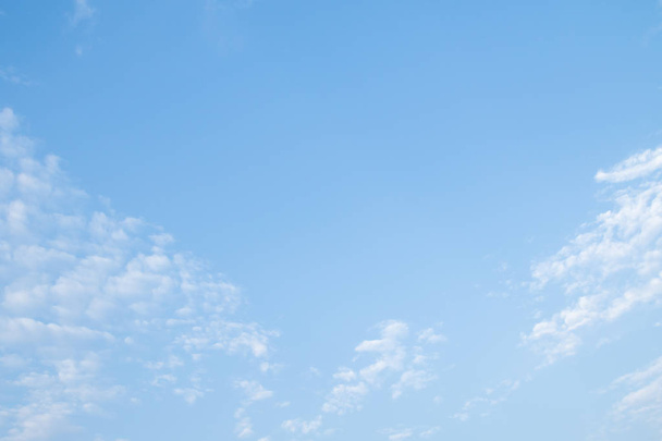 Cirrus mraky na modré obloze pozadí - Fotografie, Obrázek