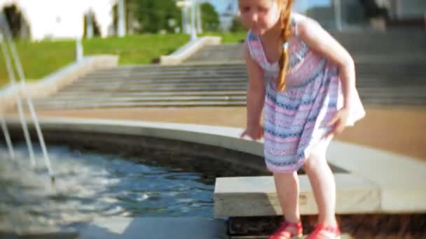 Child, Little Girl on a Hot, Torrid Summer Day, Children near the fountain - Video, Çekim