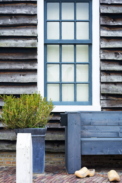 das Fenster eines Holzhauses im befestigten Dorf Bourtange in den Niederlanden - Foto, Bild