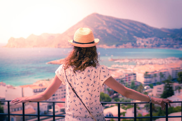 Touristin mit Strohsonnenhut mit Blick auf das Mittelmeer in Altea, Alicante, Spanien - Foto, Bild