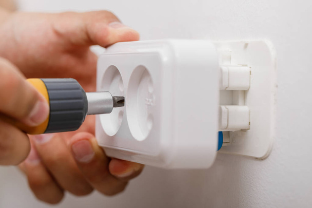 electrician installing electrical socket - Foto, afbeelding
