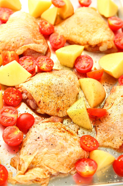 ユーコンゴールド ポテトとシートパン、垂直ビューにチェリー トマトの味付け鶏肉 - 写真・画像