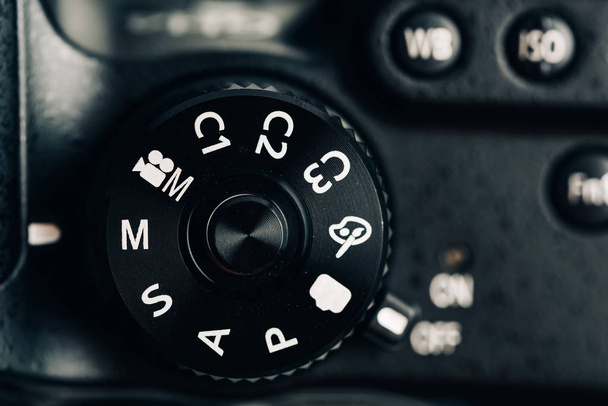 Ψηφιακή φωτογραφική μηχανή επιλογέα ελέγχου δείχνει διαφράγματος, ταχύτητα κλείστρου, χειροκίνητη και πρόγραμμα γενικών λειτουργιών - Φωτογραφία, εικόνα