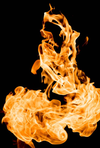 felle vlam van vuur op een zwarte achtergrond - Foto, afbeelding