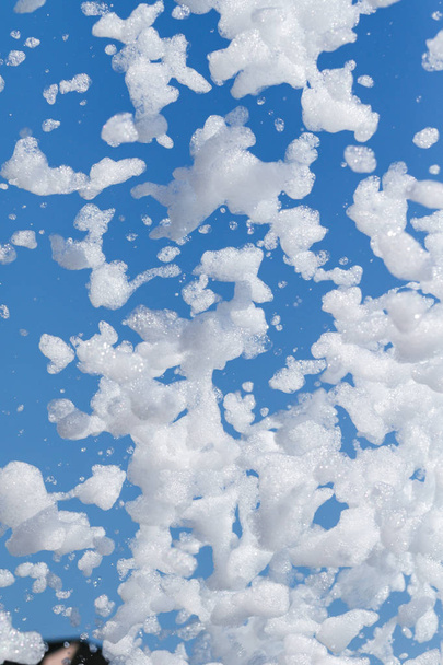 espuma de jabón contra el cielo
 - Foto, Imagen