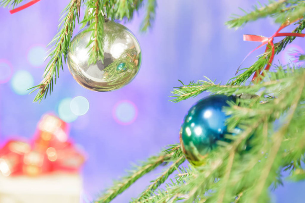 Noel topları ile süslenmiş Noel ağacı dalları. - Fotoğraf, Görsel