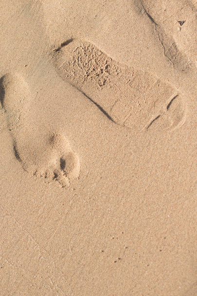 lábnyomok a, tengeri homok - Fotó, kép