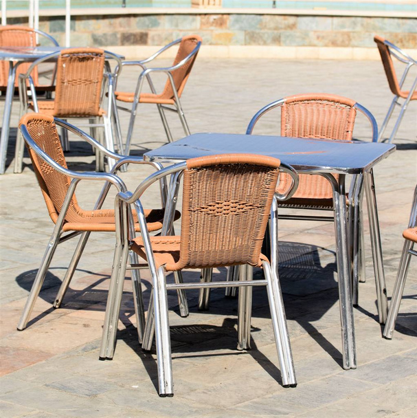 стулья и столы на улице, интерьер кафе
 - Фото, изображение