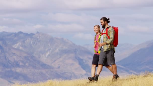 若い白人の冒険旅行、リマーカブルズ山意欲的な南の島ニュージーランドの自然をハイキングに適合  - 映像、動画