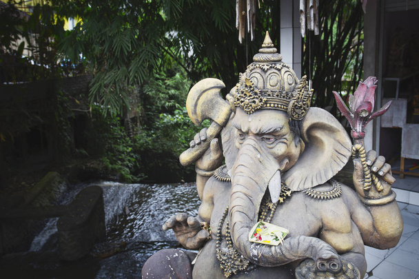 Sculptures représentant des animaux, des dieux et des divinités mythologiques balinaises sur l'île de Bali, Indonésie
 - Photo, image