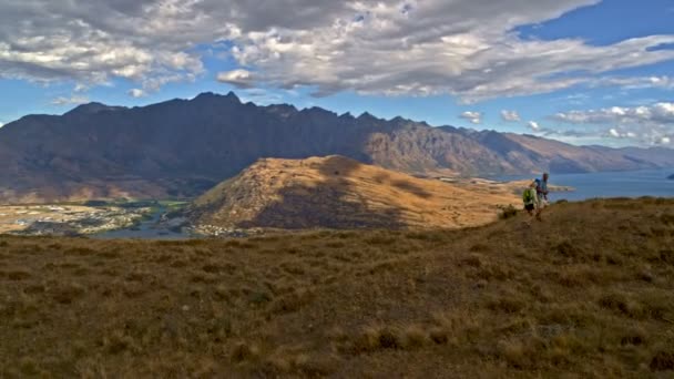 Aerial drone of fit Caucasian male and female seniors trekking to keep healthy The Remarkables Lake Wakatipu Nueva Zelanda
 - Metraje, vídeo