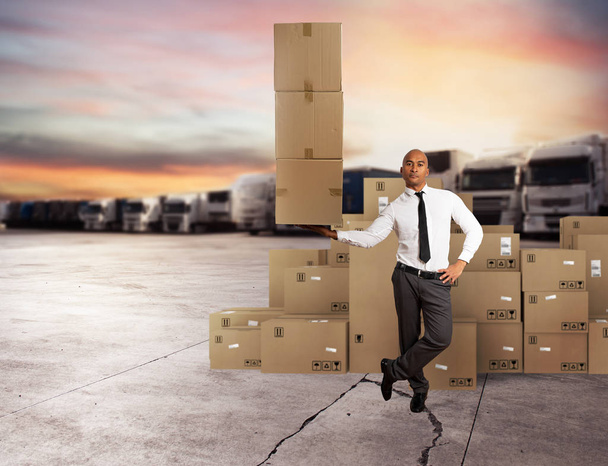 El hombre de negocios sostiene una pila de paquetes en una mano. concepto de entrega rápida
 - Foto, imagen