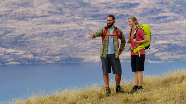 Genç Kafkas macera seyahat edenler Remarkables Mt kalkınan Lake Wakatipu Yeni Zelanda doğa hiking yerleştirmek  - Video, Çekim