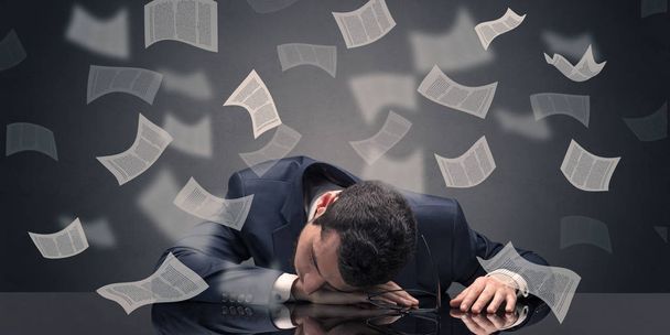 Geschäftsmann schlief mit Papierkrieg im Büro ein - Foto, Bild