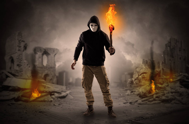 Ο άνθρωπος που έρχεται με την καύση flambeau σε μια έννοια σκηνή καταστροφή - Φωτογραφία, εικόνα