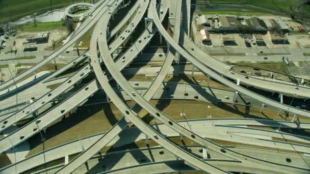 A légi felvétel a modern városi jármű autópálya csomópont kereszteződés városi közúti közlekedés szerkezeti belvárosában Dallas-Texas amerikai  - Felvétel, videó