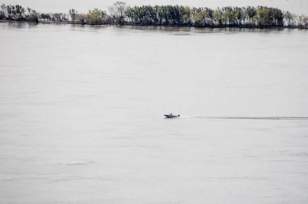 Bateau naviguant sur le fleuve Parana à Rosario, Argentine
 - Photo, image