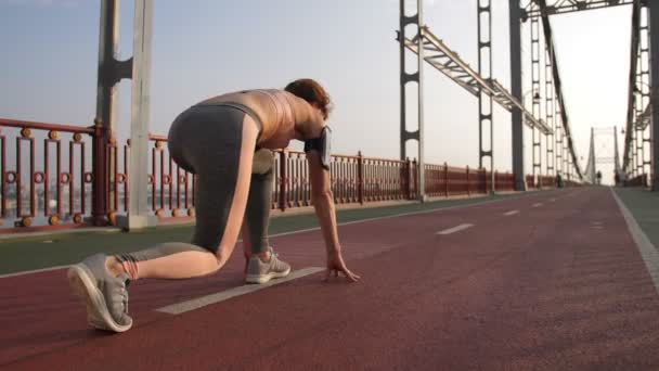 Female starts running from sprinter position - Filmati, video